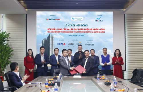 Contract signing ceremony for supplying and installing the aluminum-glass system for the mixed-use commercial service building and luxury apartment project À La Carte Ha Long