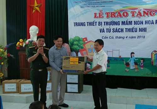 The delegation presented teaching equipment to Hoa Phong Ba Kindergarten.