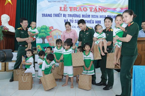 The delegation gave gifts to the students.