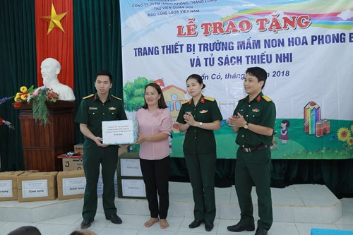 The People's Army Newspaper, the Military Library, and the Vietnam Military History Museum presented Hoa Phong Kindergarten with three children's bookcases.