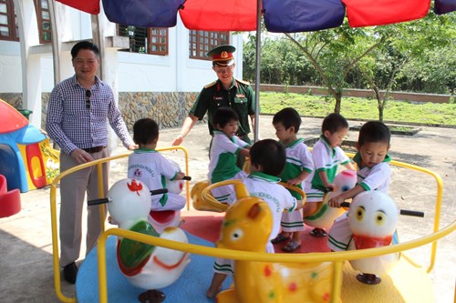 Students play in the playground donated by the Youth Union of the People's Army Newspaper and the Youth Union of Thang Long Aviation Services Joint Stock Company.