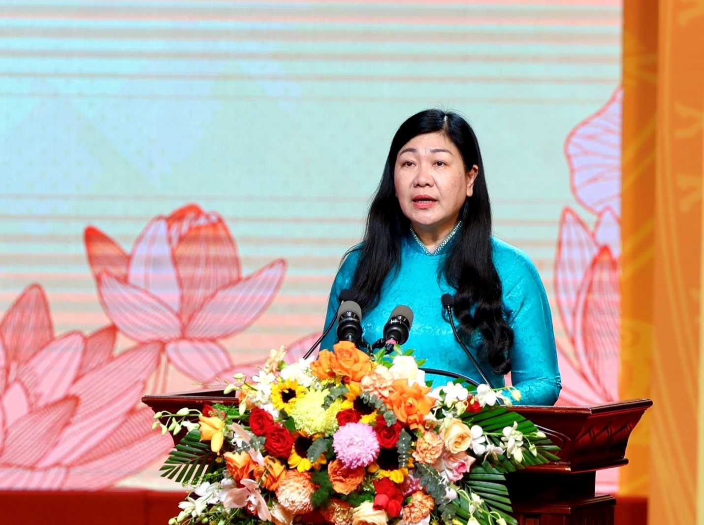 Ms. Nguyen Lan Huong - Member of the Standing Committee of the Hanoi Party Committee, Secretary of the Party Delegation, Chairwoman of the Vietnam Fatherland Front Committee of Hanoi city spoke at the program.
