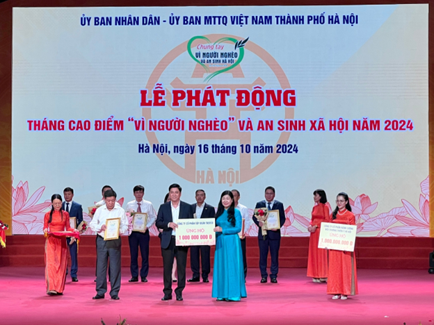 Mr. Do Viet Thanh - Deputy General Director of Taseco Group represented the Company to donate 1 billion VND to support the Fund.