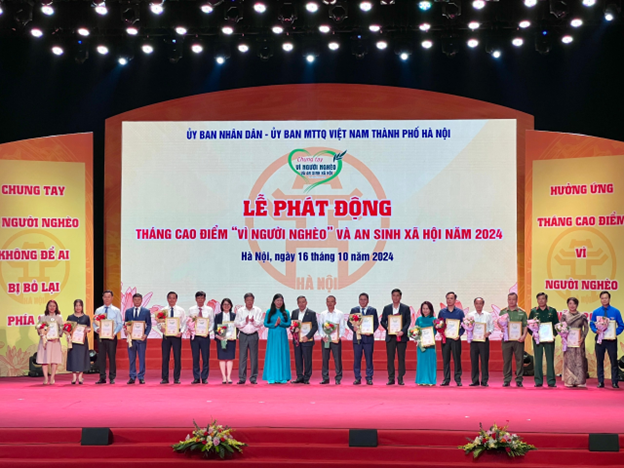 Vice Chairman of Hanoi People's Committee Duong Duc Tuan and Chairwoman of Vietnam Fatherland Front Committee of Hanoi Nguyen Lan Huong presented a letter of thanks to acknowledge the support of the units.