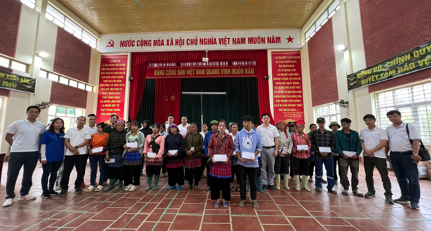 Taseco delegation presented cash and essential items to 38 severely damaged households in A Lu commune, Bat Xat district, Lao Cai province.