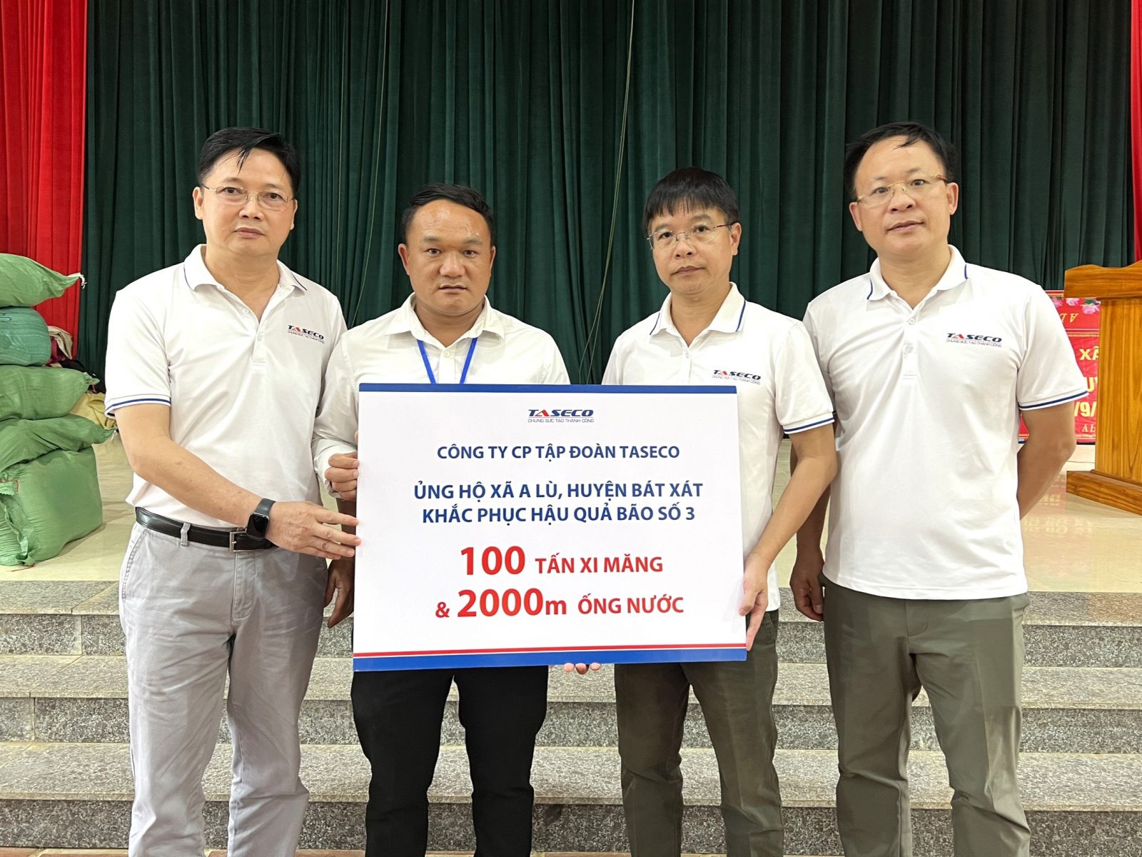 Taseco representative donated 100 tons of cement and 2000m of water pipes to A Lu commune, Bat Xat district, Lao Cai province to repair the domestic water line, helping people travel more safely and conveniently.