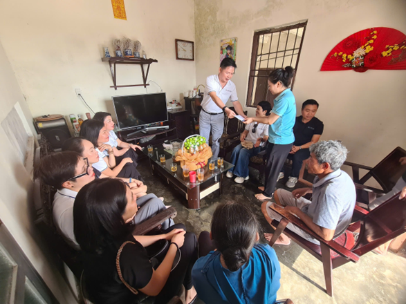 The delegation visited and supported the family of Ms. Nguyen Thi Thu Thuy - Employee of À La Carte Ha Long Hotel whose family suffered heavy losses after storm No. 3.