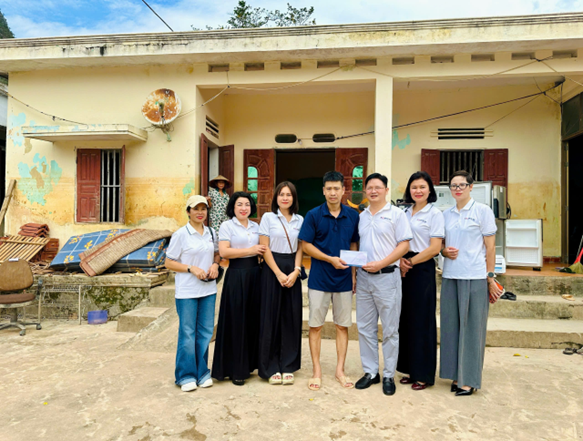 The delegation visited and supported the family of Mr. Giang Van Trieu - Employee of À La Carte Ha Long Hotel, whose family suffered heavy property damage after storm No. 3.