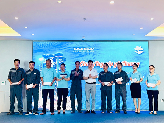 Mr. Nguyen Quang Huy - Chairman of Taseco Group Corporation's Trade Union presented support to employees affected by storm No. 3.