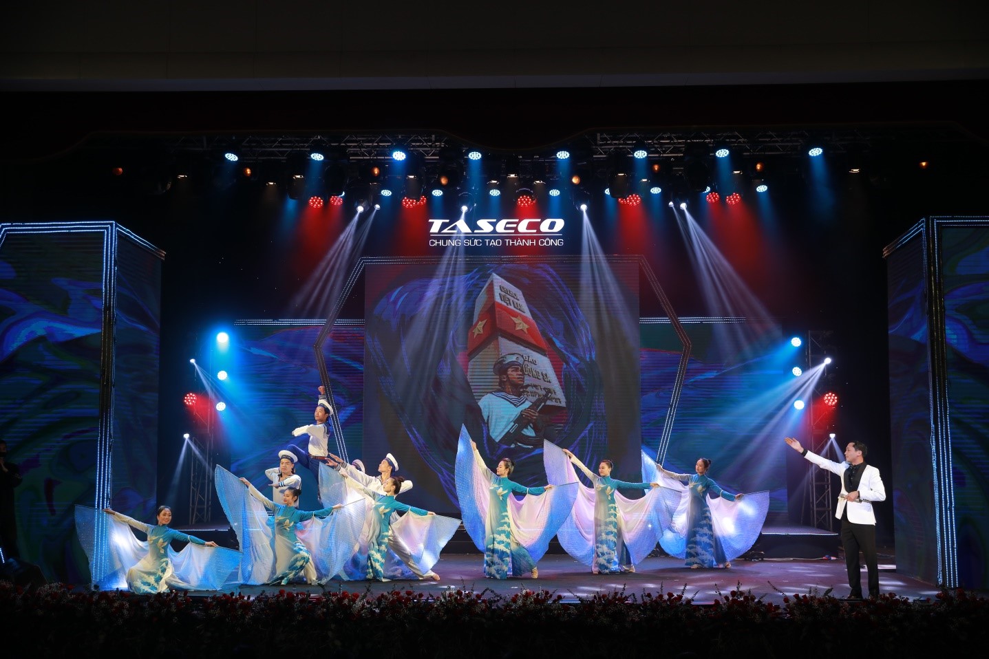 Singer Bui Xuan Vu (Taseco Land) with the song 