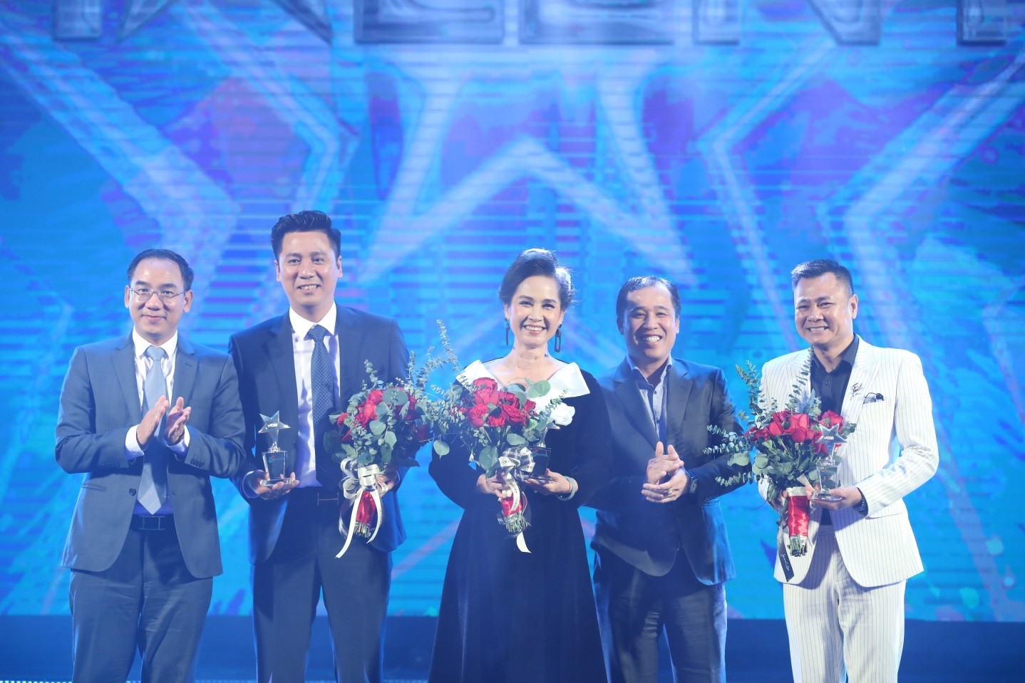 Representative of Taseco Company's Leadership presented commemorative medals to the members of the Jury