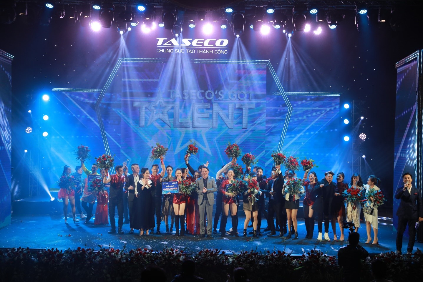 Taseco Airs staff burst into emotion when receiving the first prize of the program.