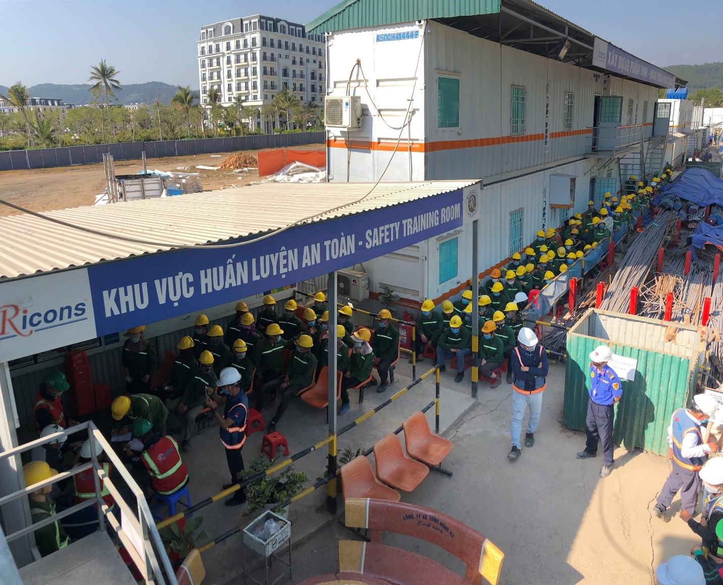 Officials and employees are off until the 5th day of Tet, everyone is eager to return home to reunite with their families after a period of hard work.