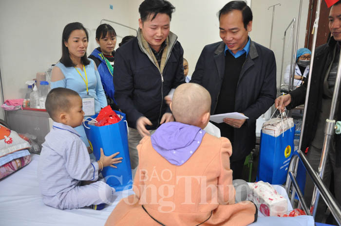 Mr. Tran Quang Huy, Chairman of Vietnam General Confederation of Labor and Mr. Nguyen Quang Huy, Chairman of Thang Long Aviation Services Joint Stock Company (Taseco) Trade Union presented gifts to sick children.