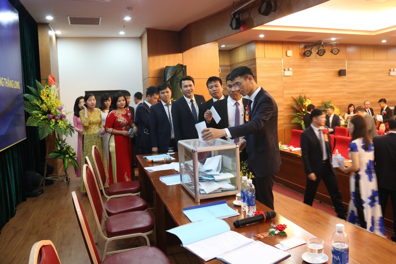 Delegates vote to elect the Executive Committee for the 2018-2022 term