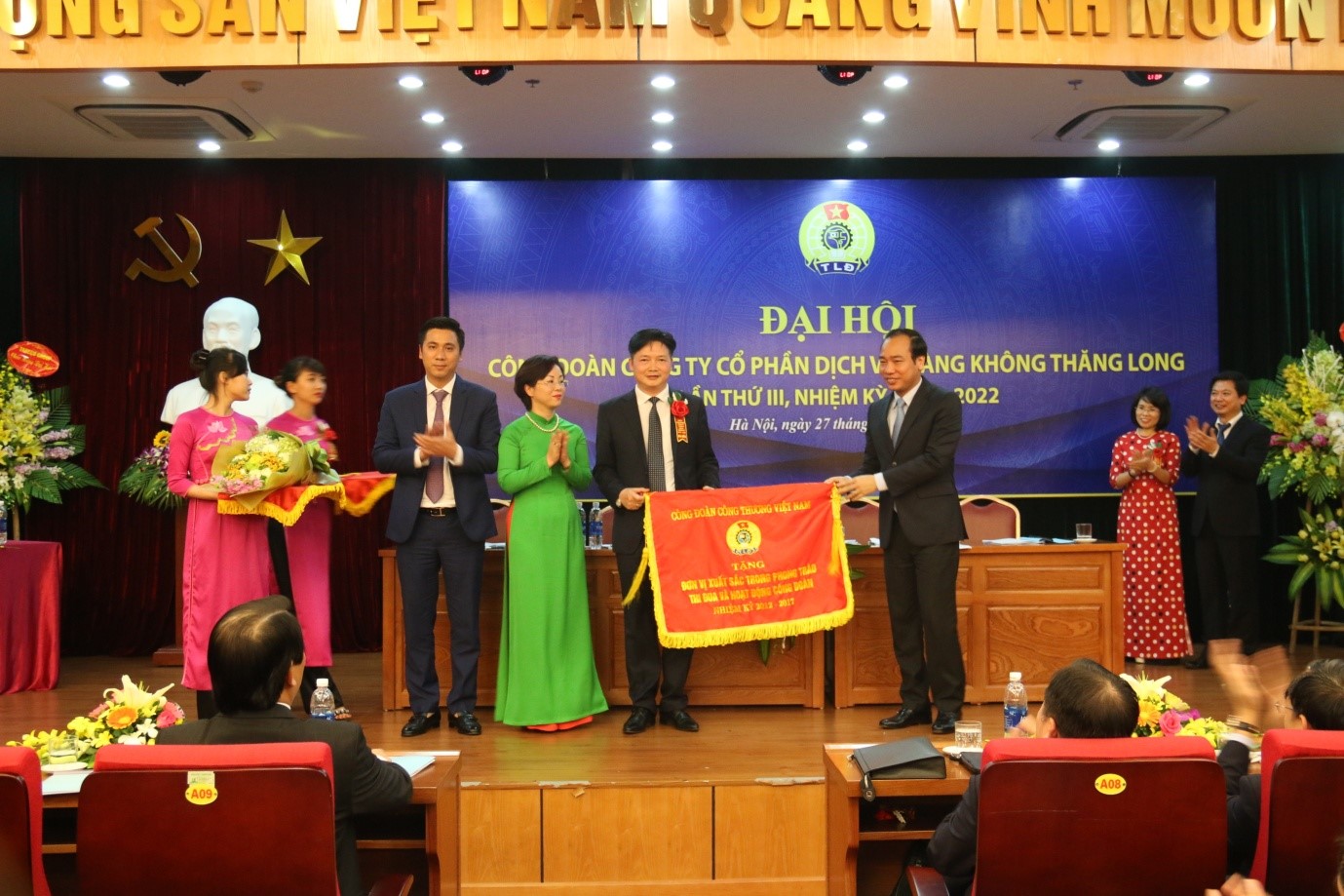 Representative of Taseco Company's Trade Union received the emulation flag from the Chairman of the Industry and Trade Union.
