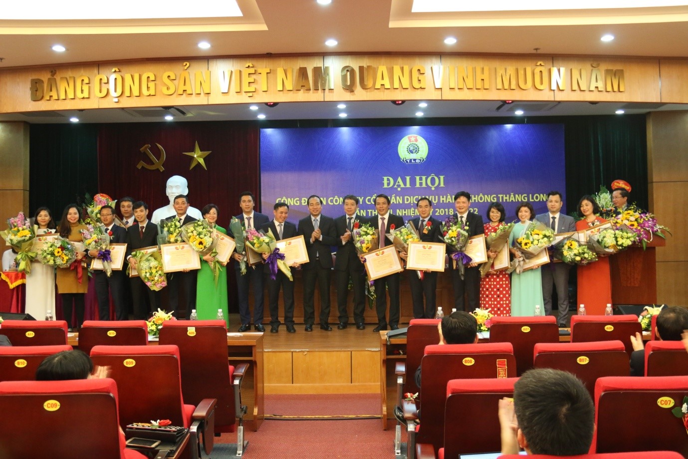Chairman of Vietnam Trade Union of Industry and Trade presents flowers and Certificates of Merit to individuals with outstanding achievements