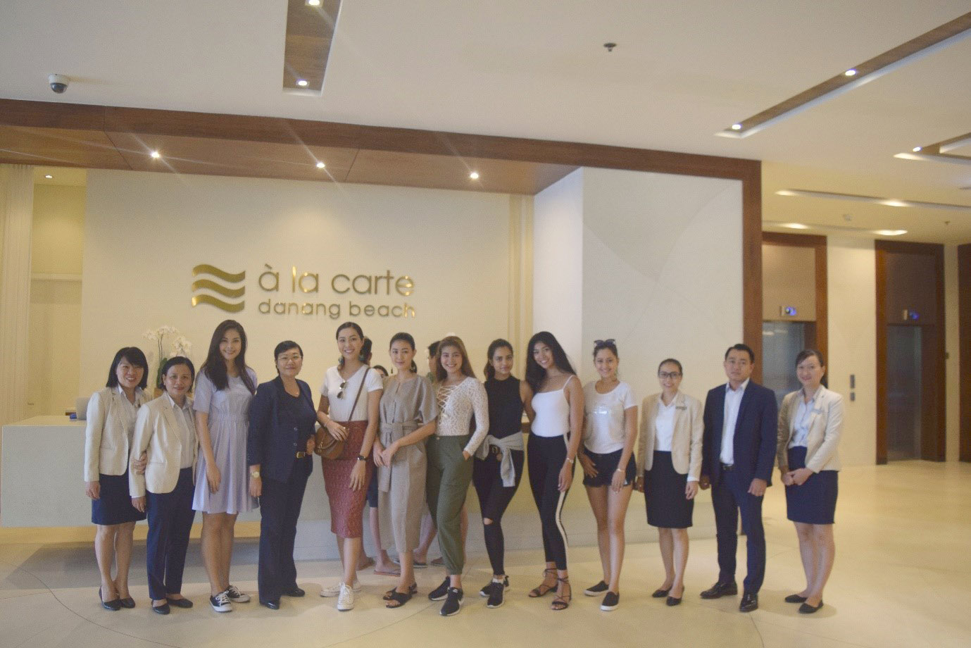 Hotel management and staff took souvenir photos with Miss World 2016
