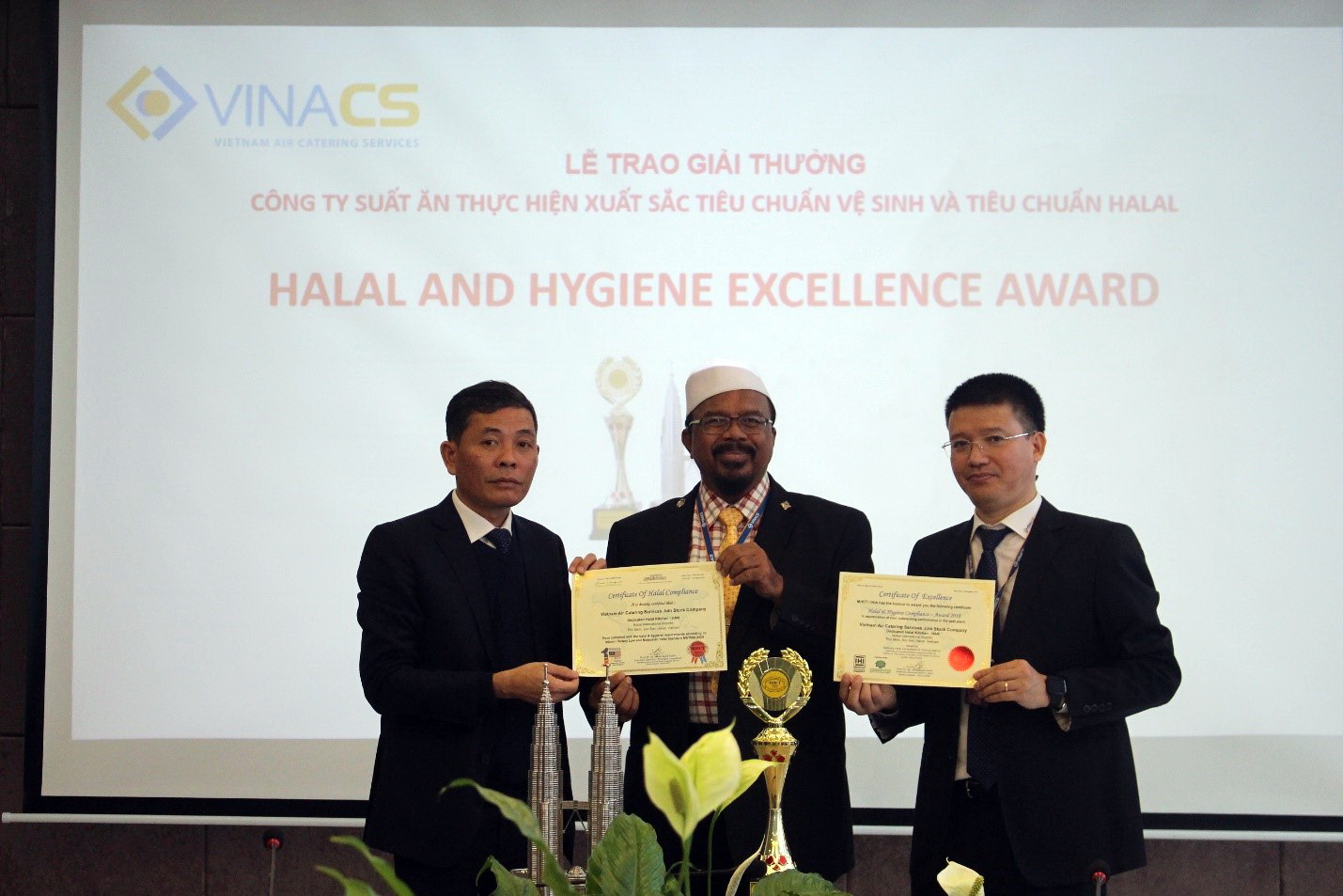 (VINACS received the Halal and Hygiene Excellence Award certificate at Noi Bai and a certificate of a facility meeting special Halal standards at Noi Bai)