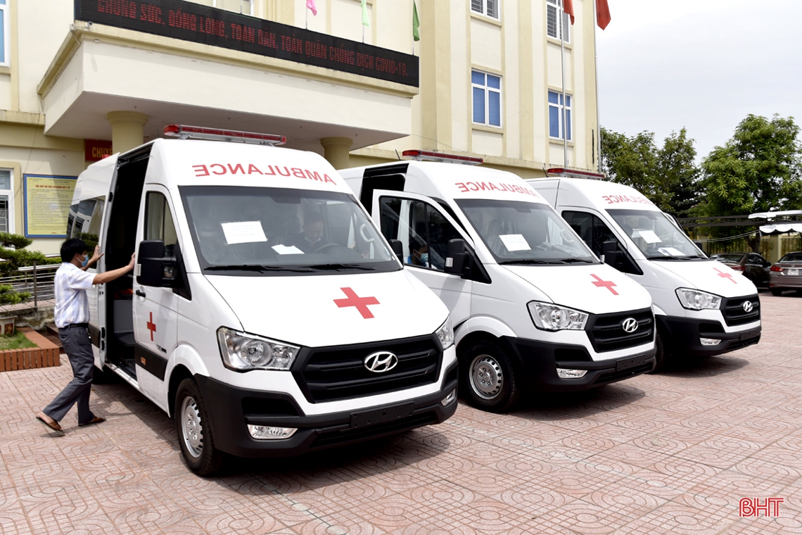 3 ambulances were handed over to the provincial General Hospital, Can Loc District Medical Center and Huong Son District Medical Center.