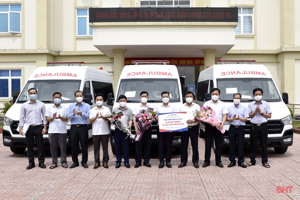 Standing Deputy Secretary of the Provincial Party Committee Tran The Dung and leaders of the Ha Tinh Department of Health witnessed representatives of Taseco Group Joint Stock Company presenting 3 ambulances to the units.