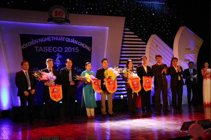 Team representatives received flowers and souvenir flags from the Organizing Committee.