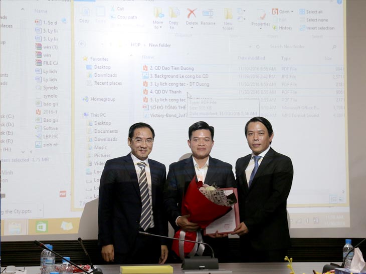 Chairman of the Board of Directors, General Director of TASECO Group presented the appointment decision and gave flowers to congratulate Deputy General Director Dao Tien Duong