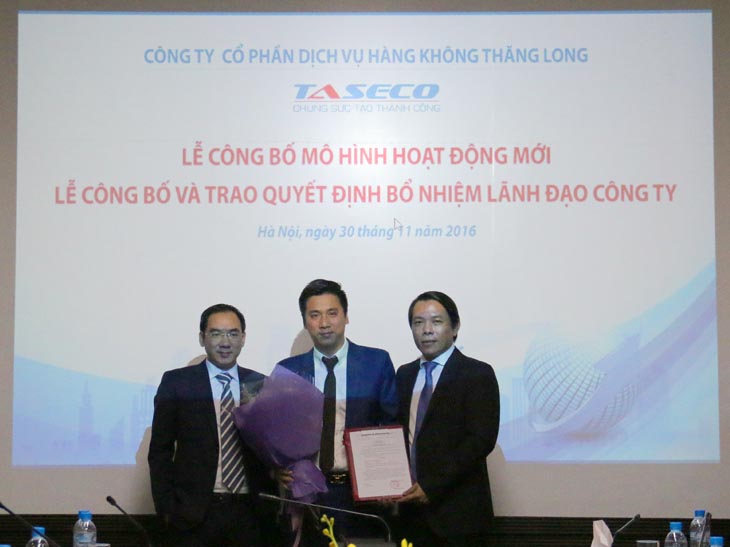 Chairman of the Board of Directors, General Director of TASECO Group presented the appointment decision and gave flowers to congratulate Deputy General Director Do Viet Thanh