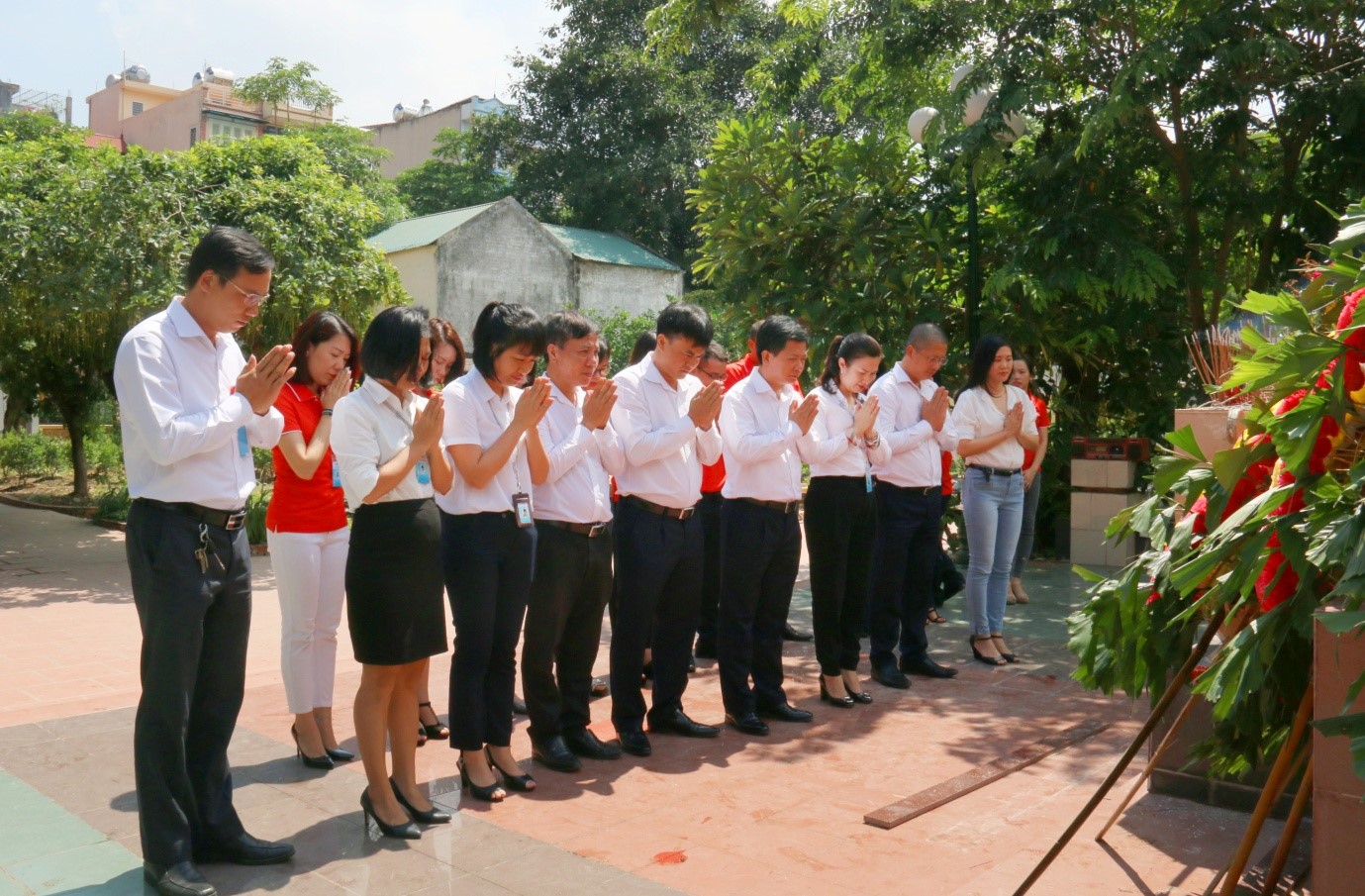 Representatives of TASECO Company's Board of Directors came to offer incense to commemorate heroes and martyrs.