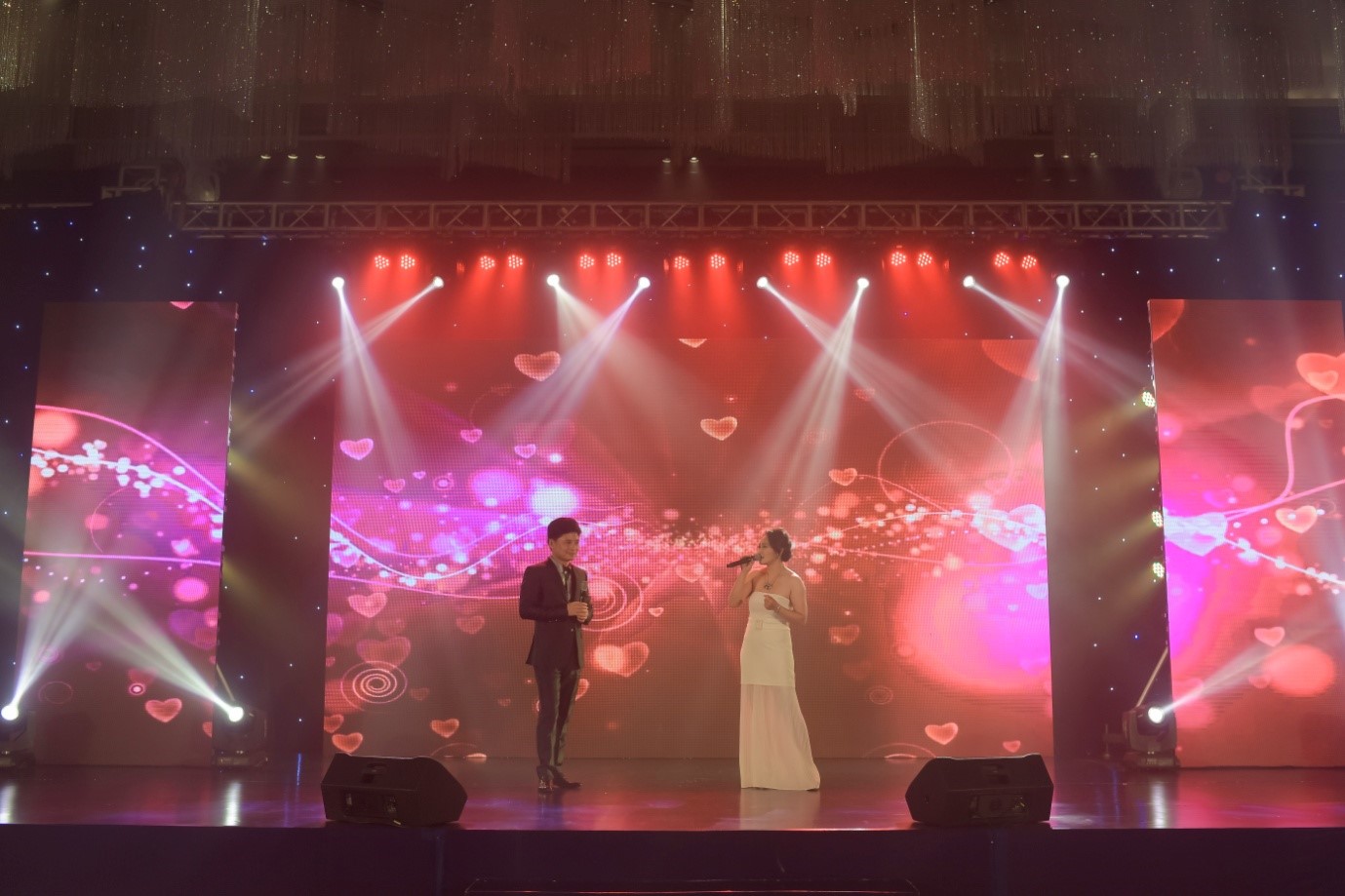 Sweet duet of singer Tan Minh - Khanh Linh