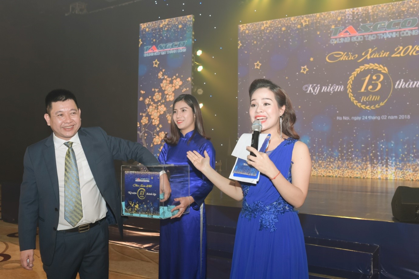 Mr. Do Tuan Anh - Member of the Board of Directors of TASECO Company - randomly selected 06 owners of 06 God of Wealth Gold Bars.