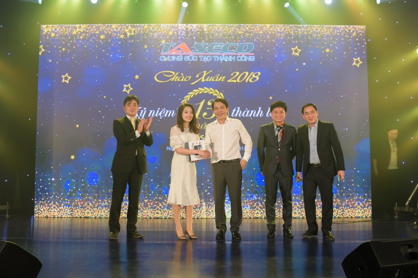 The beautiful girl of TASECO Land Company is the luckiest person with the prize of an Iphone X worth 30 million VND.