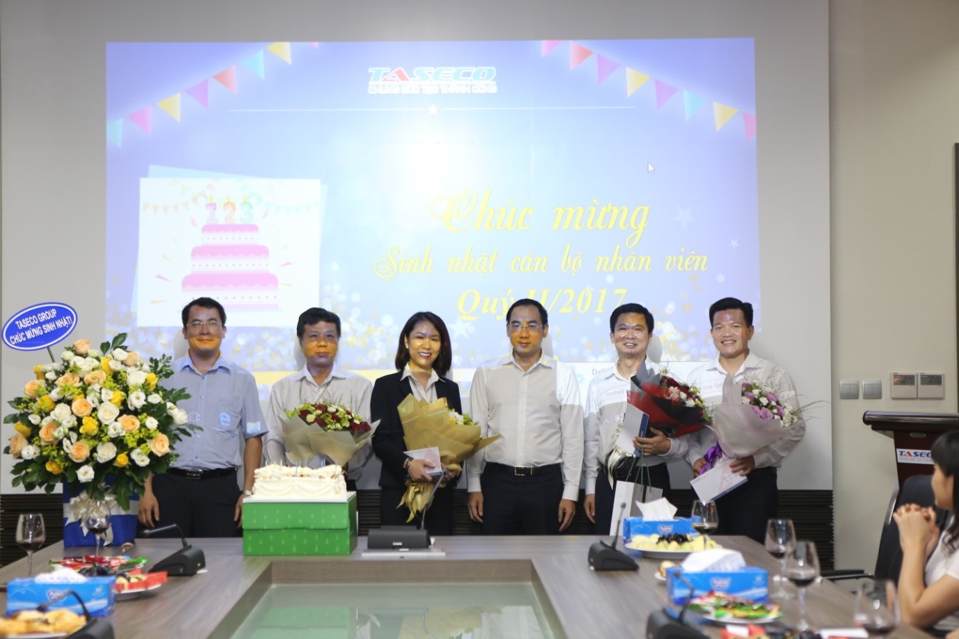 Mr. Nguyen Minh Hai (3rd from right) presented flowers and gifts to representatives of 25 officers whose birthdays were in the second quarter.