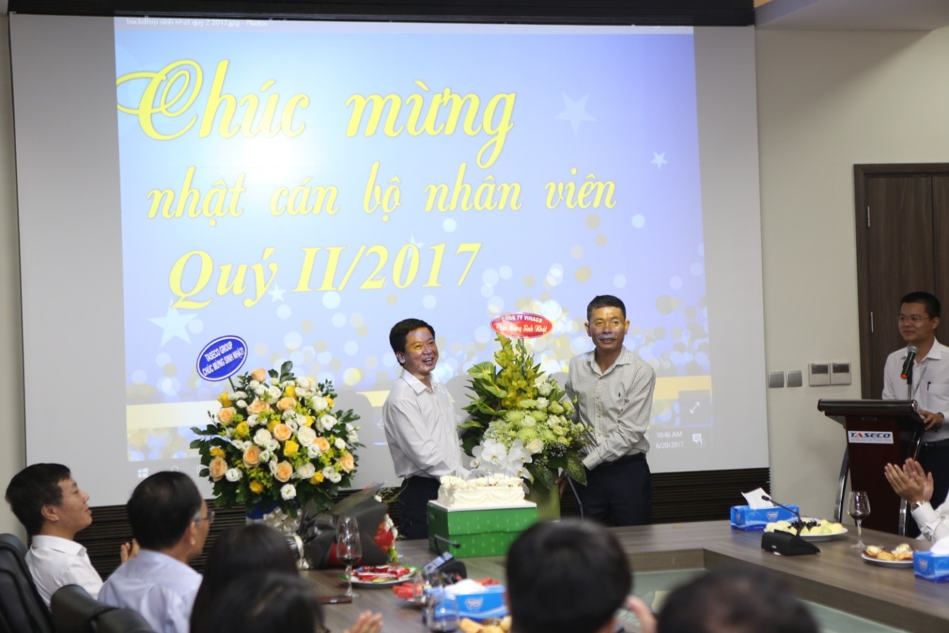 Mr. Duong Tien Nghia - General Director of VINACS Company - sent congratulations and a beautiful flower basket to the Representative of Taseco Company.