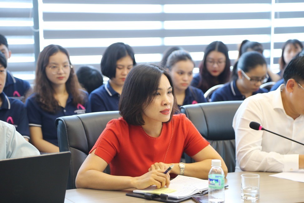 Ms. Vu Thi Nga - Chief Accountant of VINACS answers questions from students