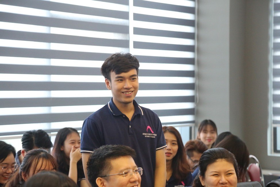 Students ask questions and discuss with company leaders