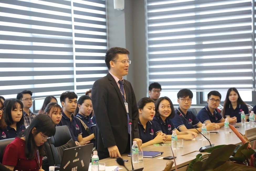 Mr. Nguyen Van Tuy - Deputy General Director of VINACS - Alumni of Course 35, Academy of Finance speaking