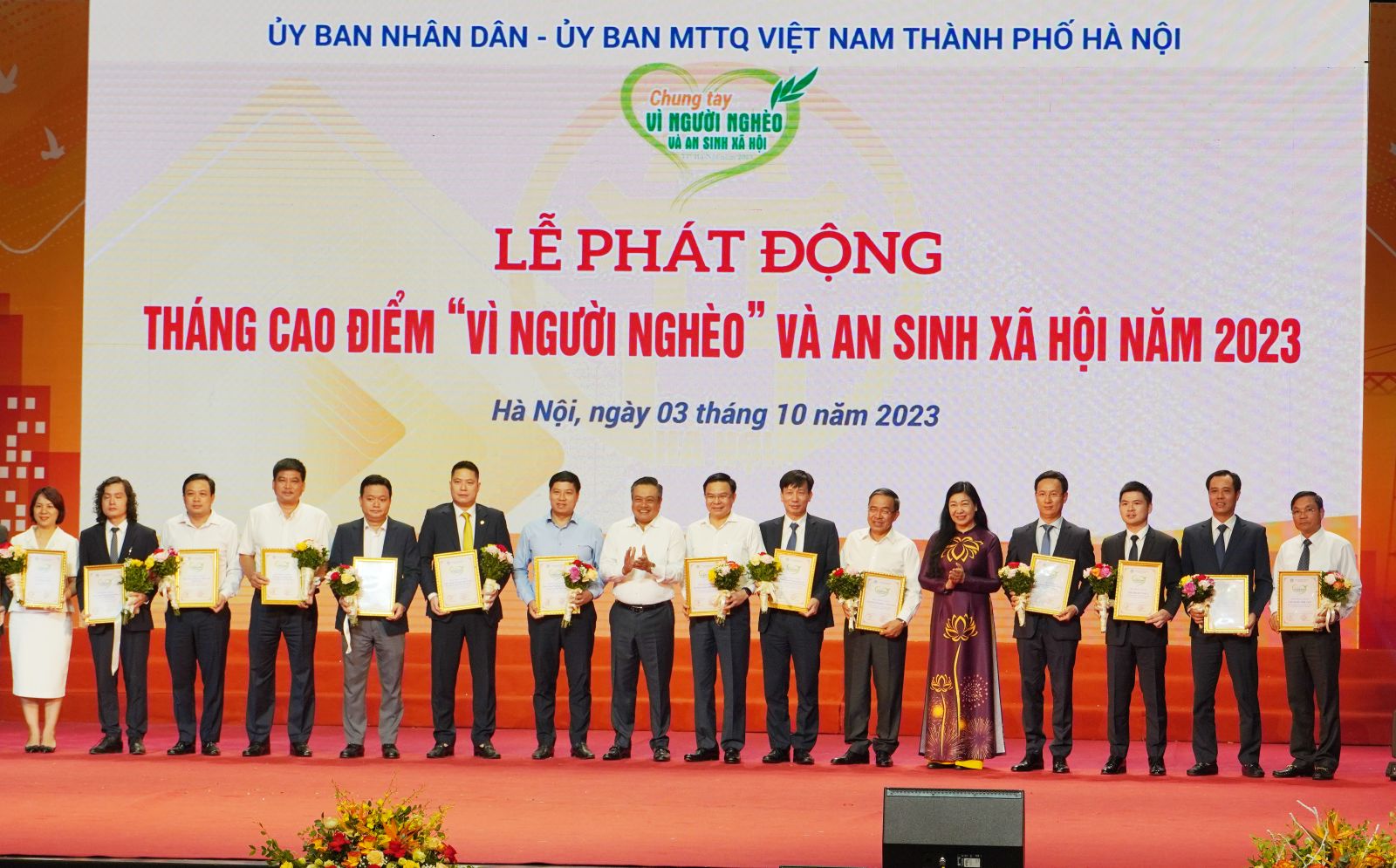 Chairman of Hanoi People's Committee Tran Sy Thanh and Chairwoman of Vietnam Fatherland Front Committee of Hanoi Nguyen Lan Huong received the support and presented a letter of thanks to acknowledge the support of the units.