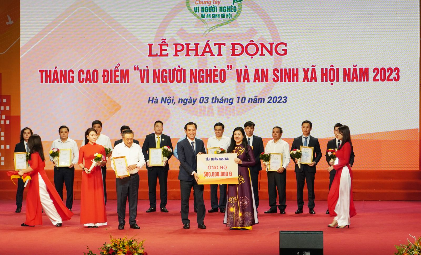 Mr. Khuat Trung Thang - Deputy General Director of Taseco Real Estate Investment Joint Stock Company represented Taseco Group to donate money to the Fund.
