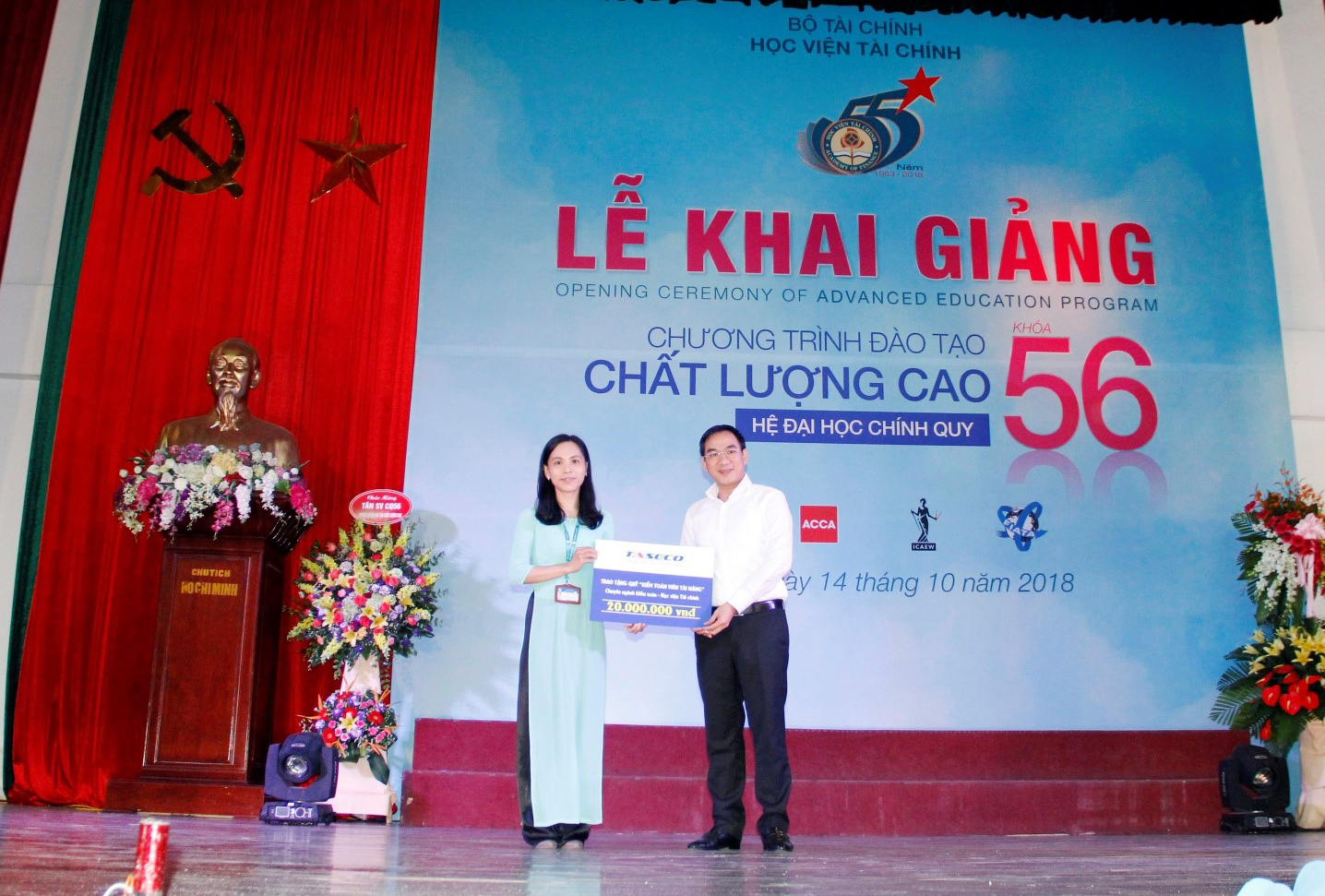 Mr. Nguyen Minh Hai - General Director of Taseco Company donated 20 million VND to the Talented Auditor Fund of the Academy of Finance.