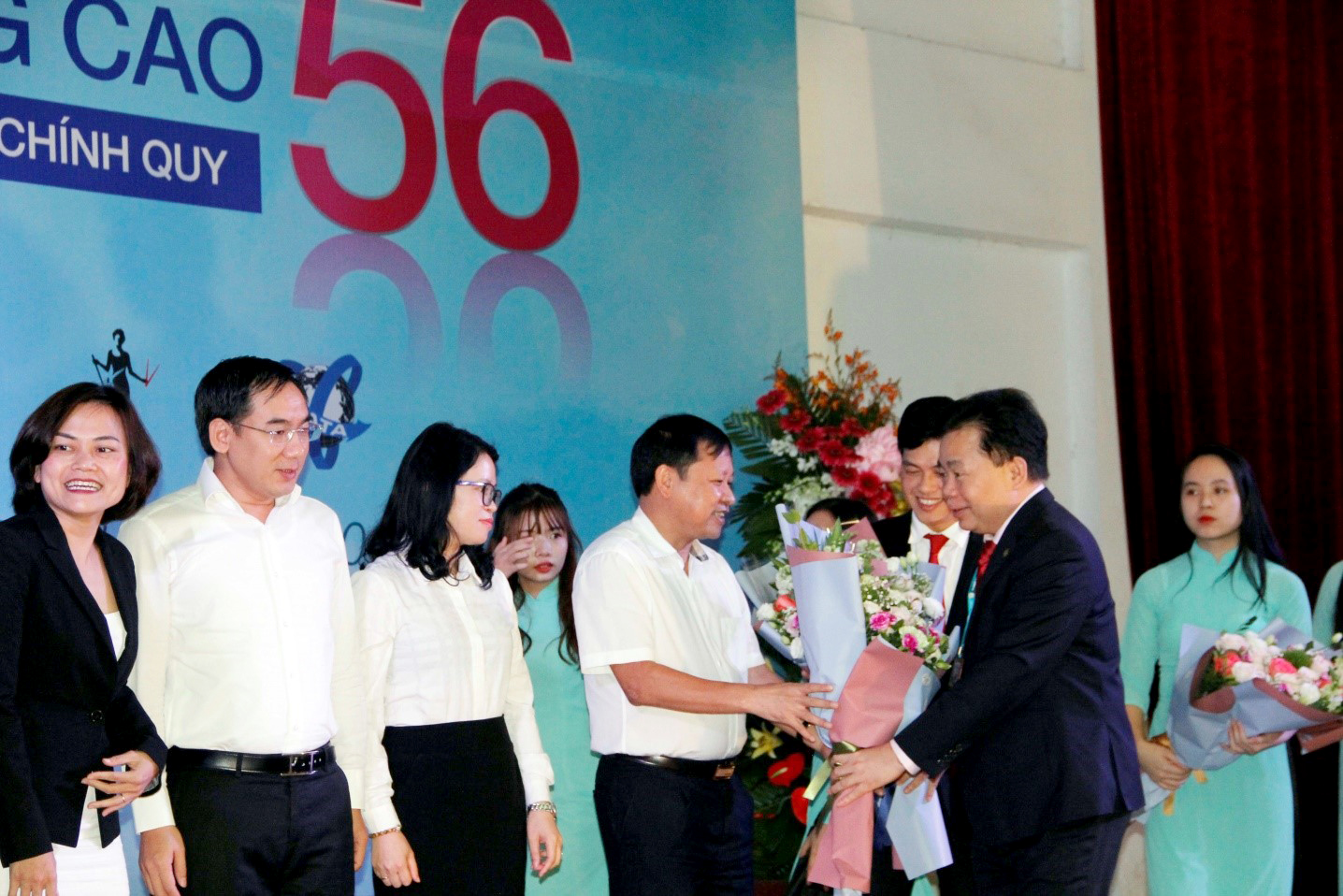 Mr. Nguyen Minh Hai - General Director of Taseco Company (2nd from left) received flowers of gratitude from the Director of the Academy