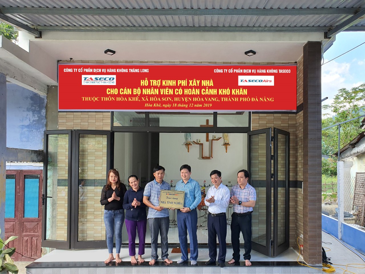 Representatives of the Board of Directors and Trade Union of Taseco Company, Taseco Airs and Taseco Da Nang and staff shared joy and congratulated Mr. Ngan's family.