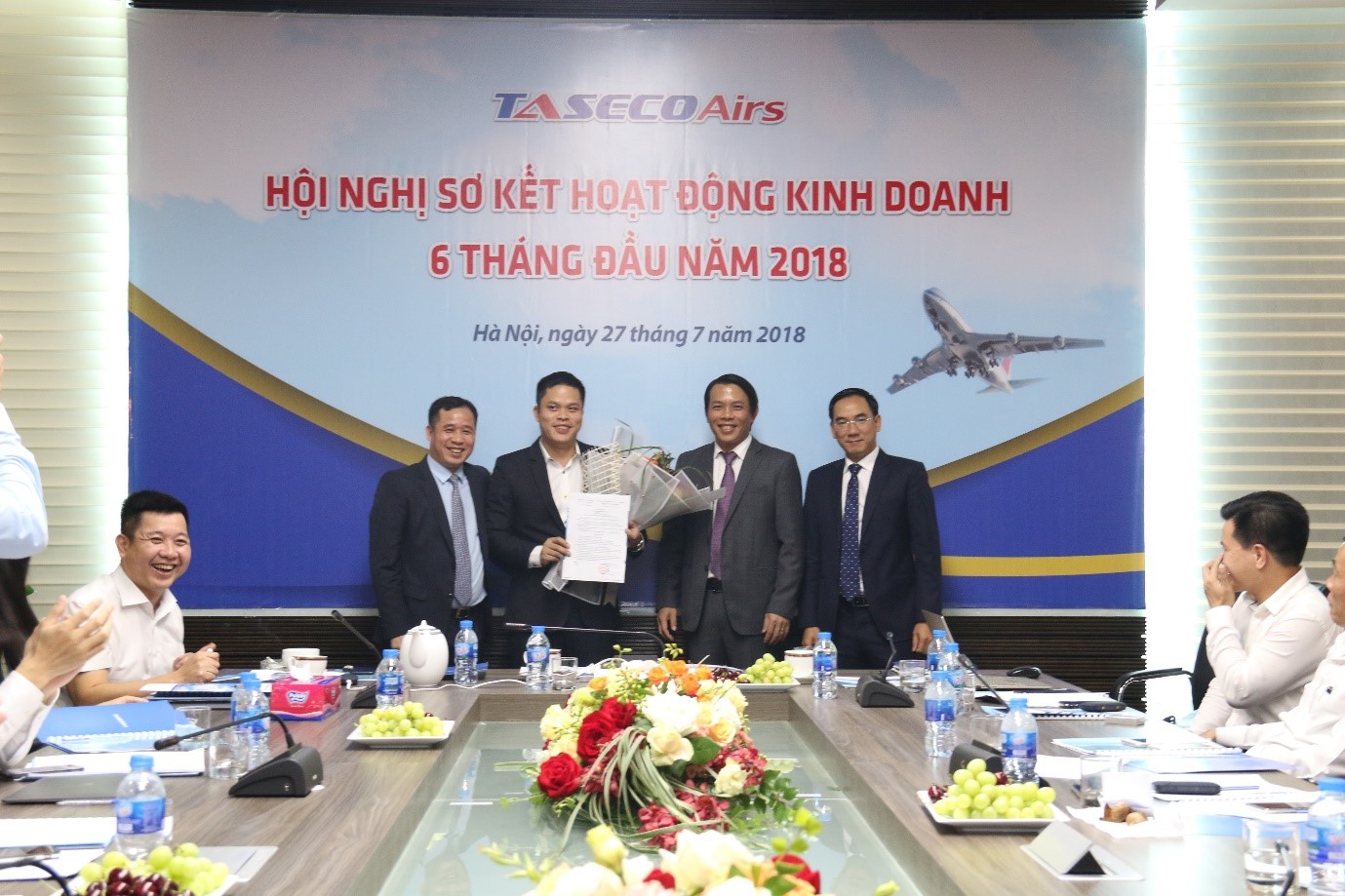 Mr. Vu Minh Tuan (2nd from left) received the official decision to hold the position of Deputy General Director of Taseco Airs Company.