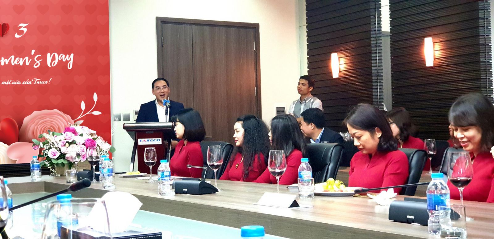 Mr. Nguyen Minh Hai - General Director of Taseco Company - representing the company's Board of Directors sent congratulations to all female employees of the company on March 8.