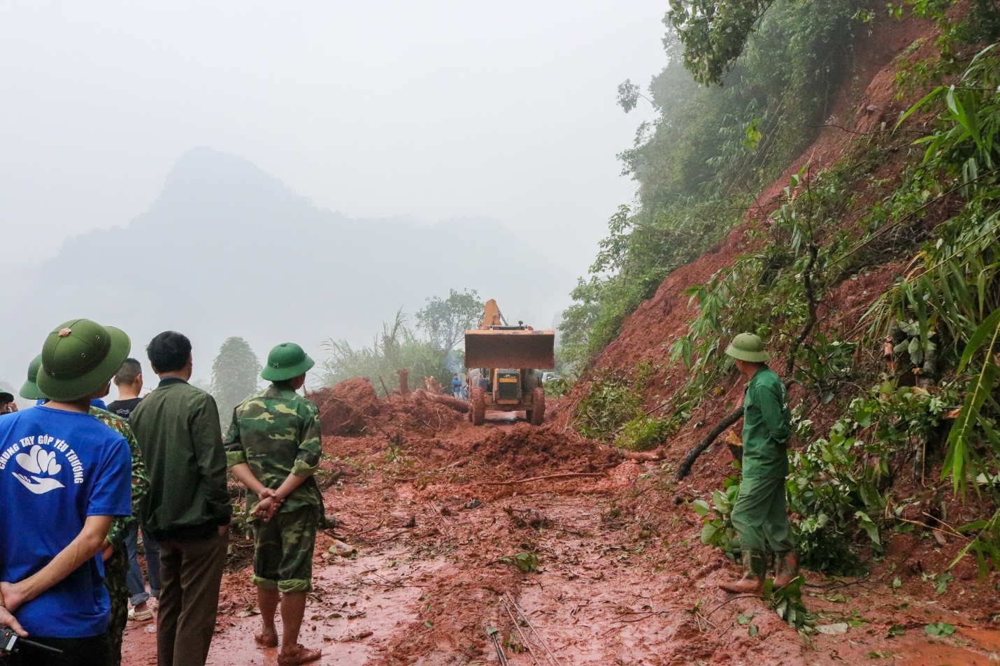 After nearly 2 hours, the road was cleared again thanks to the rescue of the engineering soldiers.