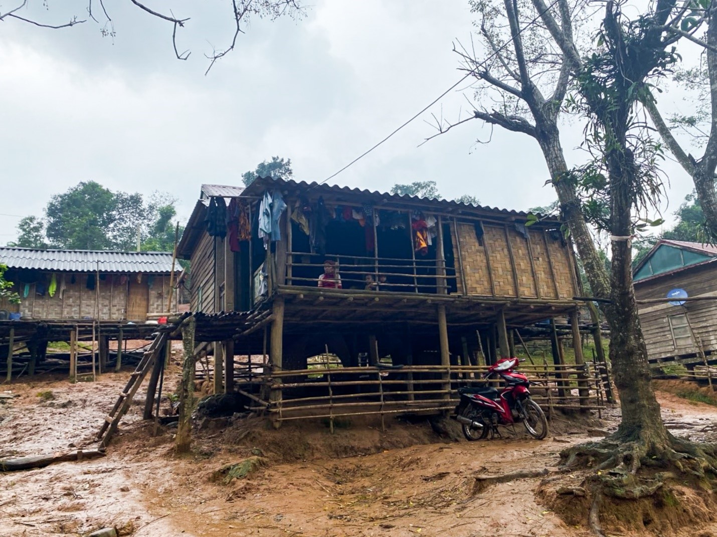 The makeshift, shabby, damp wooden houses gradually appeared before our eyes. The people here are isolated because the landslide has not been repaired yet and every day they survive on instant noodles and food from volunteer groups.