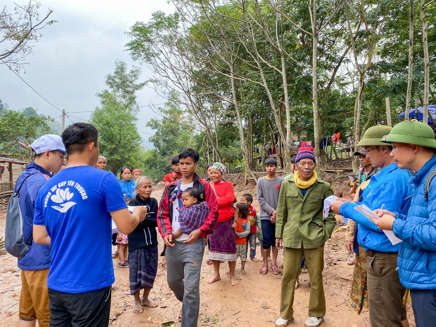 The delegation members sent gifts to each representative of the households in Nong village.