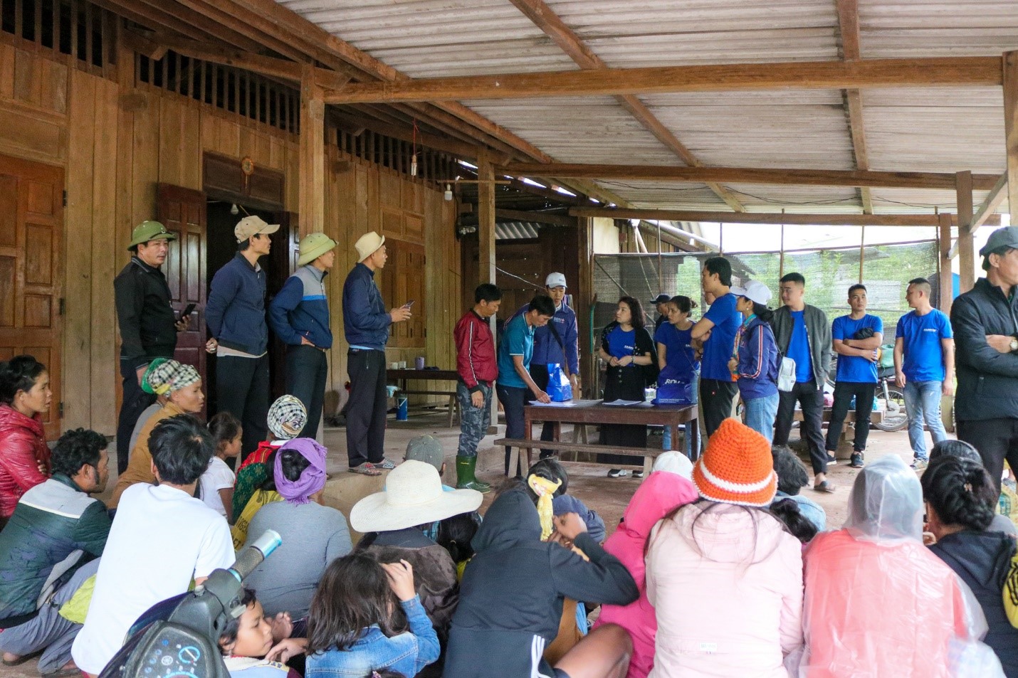 Group II was led by commune officials to Village 51 and Cham Pu Village first, where electricity was still cut off due to the impact of floods and rains, making people's lives very difficult.