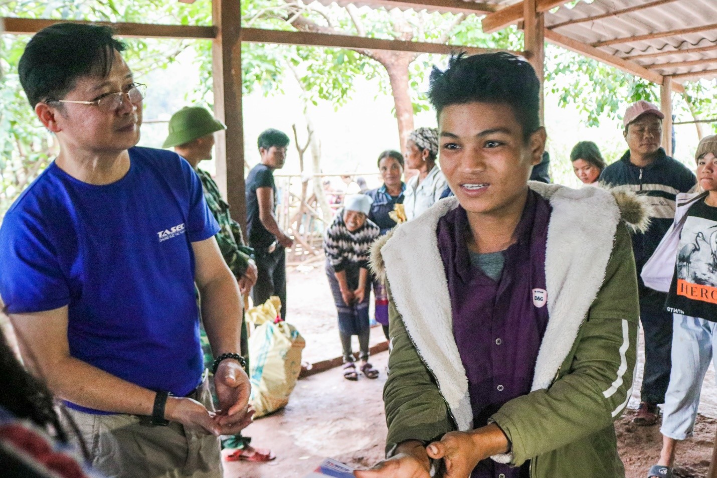 Visiting people after the damage caused by floods, Mr. Nguyen Quang Huy - Chairman of Taseco Trade Union (far left) - head of group II directly presented support money to representatives of households.