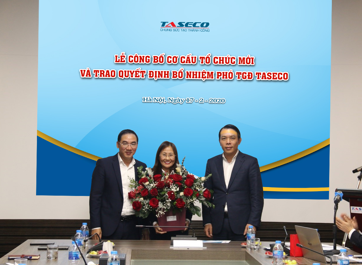 The Board of Directors presented the appointment decision and congratulated the new Deputy General Director Hoang Thi Sang.